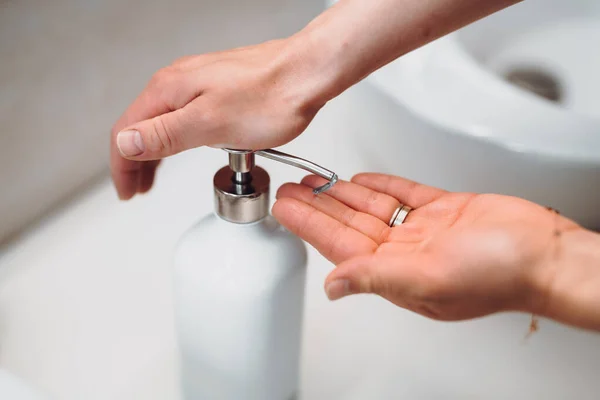 Donna Che Utilizza Dispenser Sapone Lavarsi Mani Durante Pandemia Mondiale — Foto Stock