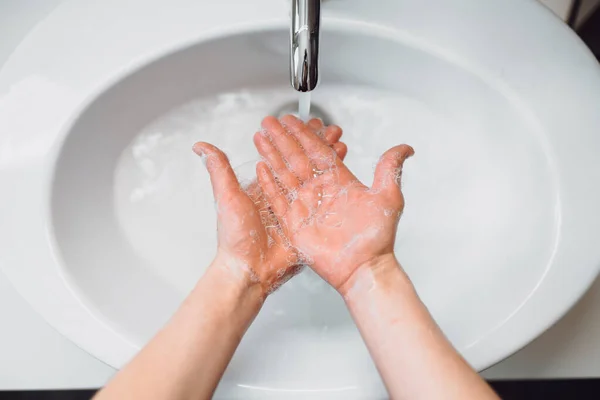 自宅で手を洗う女性の詳細を閉じます 衛生とボディクリーニングの概念の詳細 — ストック写真