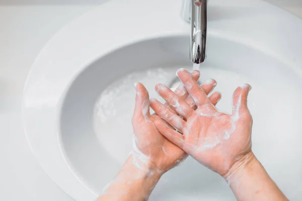白人女性は家庭用バスルームで石鹸と消毒剤で手を慎重に洗う トップビュー衛生の詳細 — ストック写真