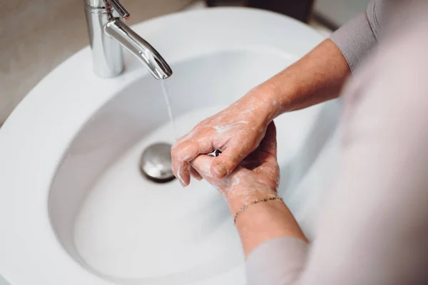 Starsza Kobieta Używa Mydła Wody Sprzątania Rąk Domu — Zdjęcie stockowe