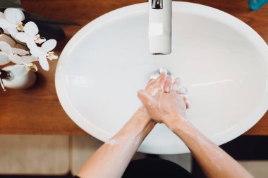 Sabun ve dezenfektanla el yıkamanın detayları. Coronavirus salgını, dünya çapında el yıkama farkındalığı. 