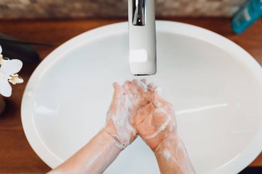Kadın, evde el yıkayan kadın detaylarını kapat. Hijyen ve vücut temizliği konsepti ayrıntıları