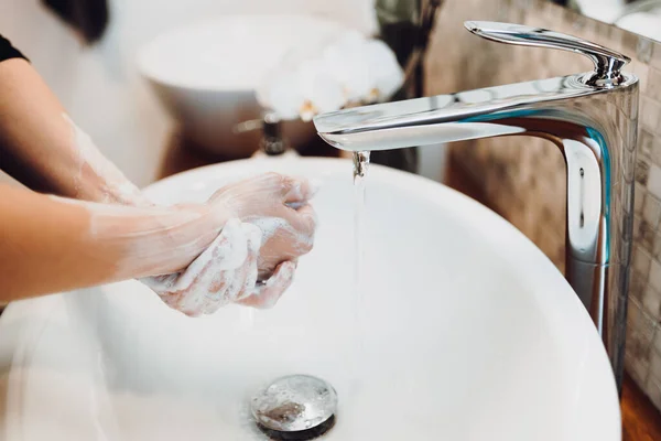 Kobieta Myje Ręce Wodą Kranu Mydłem Środkiem Dezynfekującym Usuwając Brud — Zdjęcie stockowe