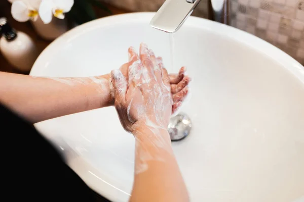 Kobieta Myje Ręce Wodą Kranu Mydłem Środkiem Dezynfekującym Usuwając Brud — Zdjęcie stockowe