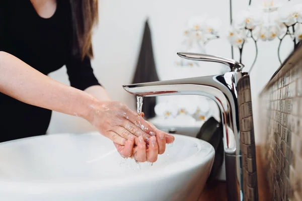Kaukasische Frau Wäscht Sich Heimischen Badezimmer Sorgfältig Die Hände Mit — Stockfoto