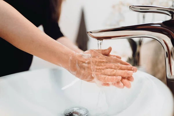 Close Detalhes Sexo Feminino Mulher Lavar Mãos Casa Higiene Limpeza — Fotografia de Stock