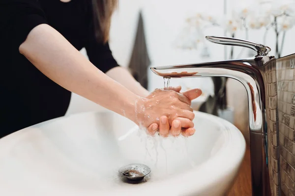 Donna Caucasica Lavarsi Accuratamente Mani Con Sapone Igienizzante Casa Durante — Foto Stock