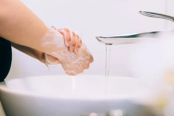 Zbliżyć Szczegóły Dotyczące Białej Kobiety Myjącej Ręce Czyszczącej Ręce Zarazków — Zdjęcie stockowe