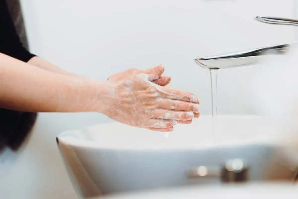 Bela Mulher Grávida Lavar Mãos Limpar Mãos Com Sabão Cosméticos — Fotografia de Stock