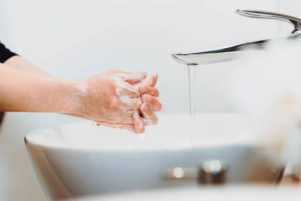 原因不明の女性が手を洗い石鹸と水で細菌や細菌やウイルスから手を掃除し — ストック写真