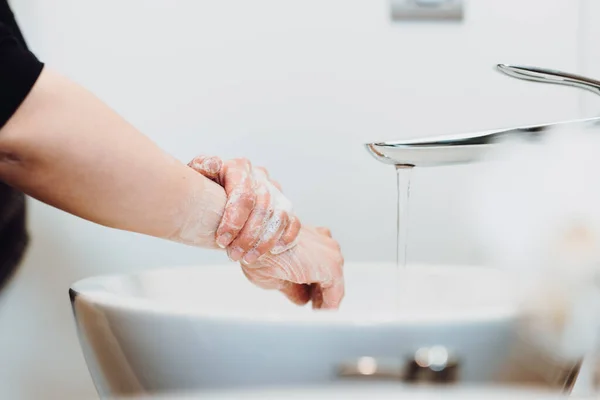 Schöne Frau Beim Händewaschen Und Händewaschen Mit Seife Kosmetik Desinfektionsmittel — Stockfoto