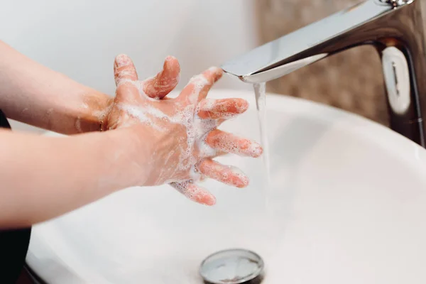 手の概念を洗うための正しい方法 手と指を石鹸と水で洗う白人女性 — ストック写真