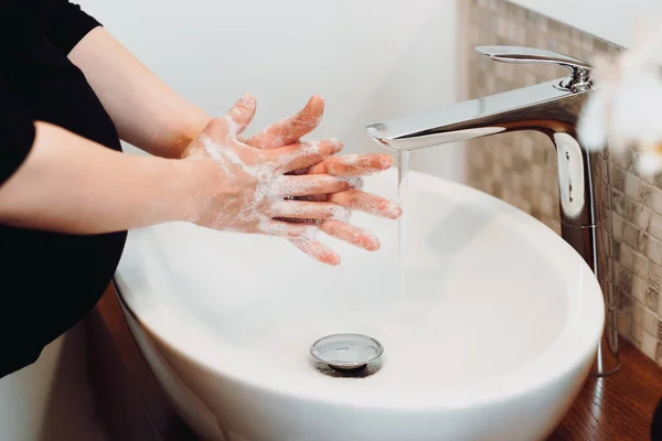 手の概念を洗うための正しい方法 白人の妊婦は石鹸と水で手と指を洗って掃除する — ストック写真