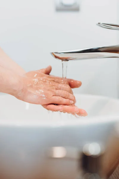 手石鹸 消毒剤 抗菌石鹸の詳細を女性の手で閉じます 手洗いの肖像写真 — ストック写真