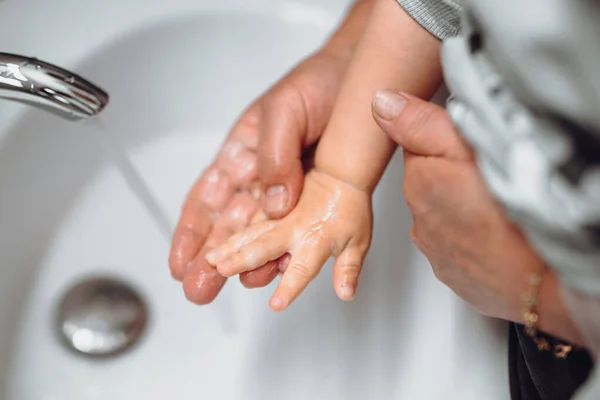 Kaukasische Frau Wäscht Kleinen Jungen Die Hände Hygiene Und Desinfektion — Stockfoto