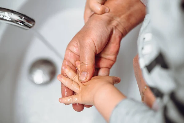 家中双手卫生及消毒 高加索妇女洗手小男孩的手 高加索人家庭护理的概念 — 图库照片