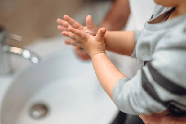 Pequeño Niño Usando Jabón Antimicrobiano Lavándose Las Manos Con Padre — Foto de Stock