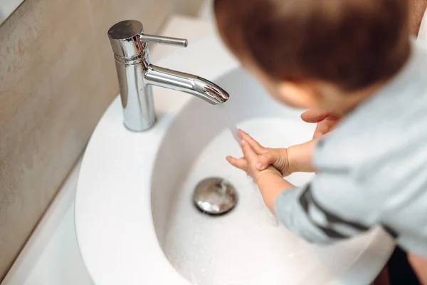 抗菌石鹸を使用して小さな幼児 自宅で父と手を洗う 石鹸や水道水を使って手を洗う父と子 — ストック写真