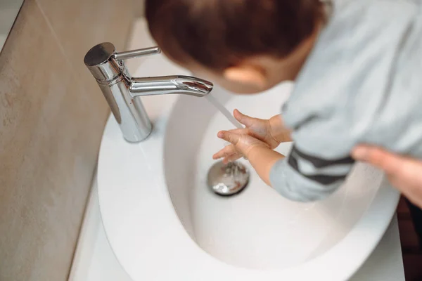 Vater Wäscht Hände Von Kleinkind Kaukasischer Junge Wäscht Hände — Stockfoto
