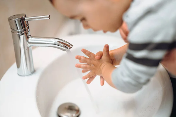 白人の父親は石鹸と水道水で小さな赤ちゃんの手を洗浄し 浄化します 父と子供の手を洗う — ストック写真