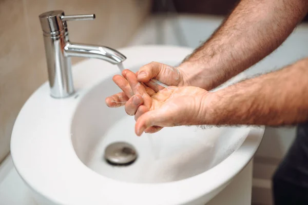 Młody Dorosły Mężczyzna Myje Ręce Domu Przy Użyciu Środka Dezynfekującego — Zdjęcie stockowe