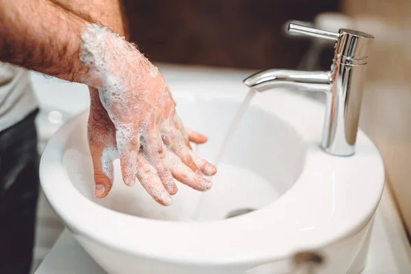 Uomo Accuratamente Lavarsi Mani Con Sapone Disinfettante Bagno Casa Dettagli — Foto Stock