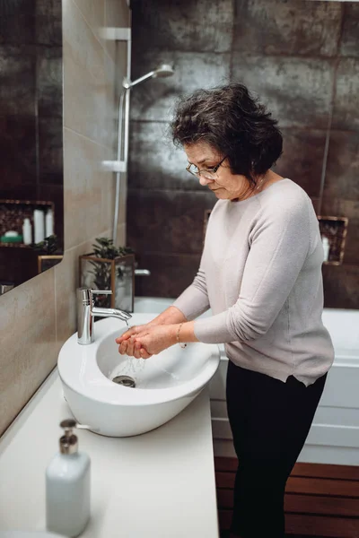 Mulher Idosa Lavar Cuidadosamente Mãos Com Sabão Desinfetante Banheiro Detalhes — Fotografia de Stock