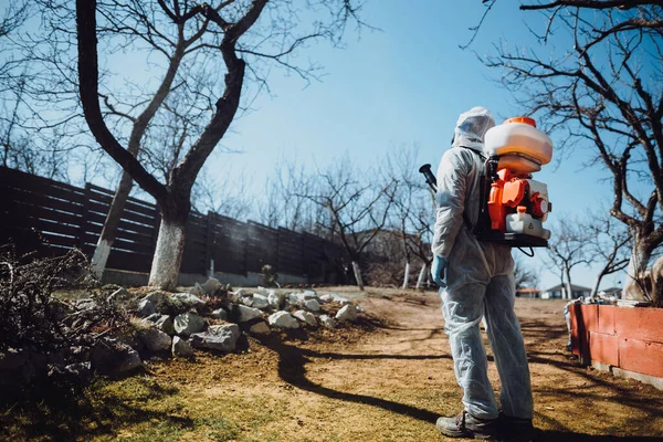 Detalhes Agrícolas Industriais Trabalho Agricultor Pulverização Pesticidas Pomar Frutas — Fotografia de Stock