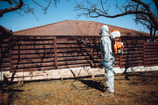 Працівник Розпилює Пестициди Інсектициди Інші Органічні Хімічні Речовини Використовуючи Машину — стокове фото