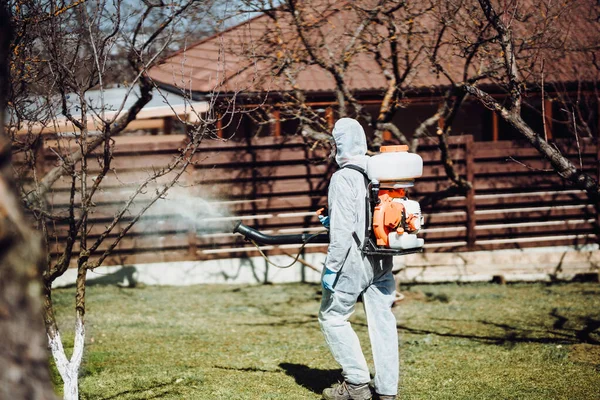 Jordbruksarbetare Besprutning Bekämpningsmedel Fruktträdgård Med Hjälp Mistblower Och Organiska Kemikalier — Stockfoto