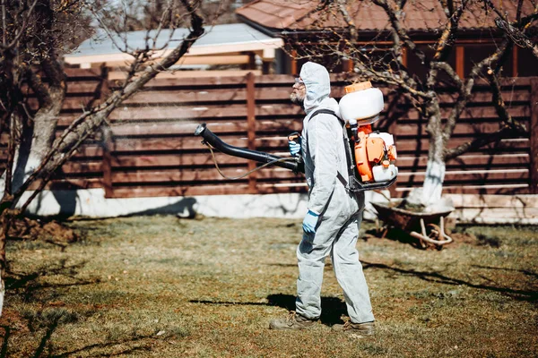 Arbetare Hantverkare Bär Skyddskläder Och Besprutning Bekämpningsmedel Trädgården Fruktträdgård Och — Stockfoto