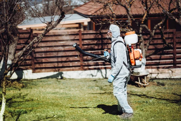 Handwerker Schutzkleidung Mit Rucksack Mistgebläse Zum Versprühen Von Organischen Pestiziden — Stockfoto