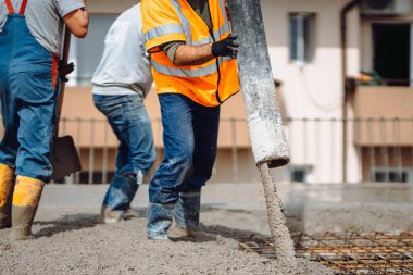 İnşaat ayrıntıları - otomatikman çimento döken ve beton döken işçiler