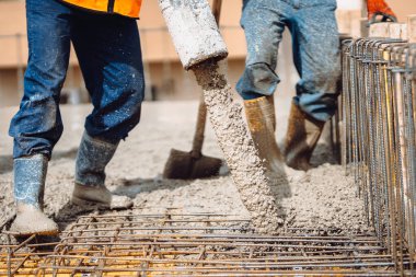 Ev inşa detaylarının yakın plan detayları - İşçi ev kirişlerine beton döküyor