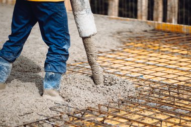 İnşaat alanı inşaat alanındaki çelik çubukların güçlendirilmesi üzerine dökülen dökümlere beton dökülüyor