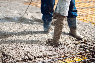 Yeni evin katmanlarına çimento ya da beton dök. İnşaat alanı detayları