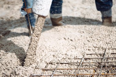 İnşaat sırasında dökülen betonun detaylarını kapat. Endüstriyel detaylar, makineler ve insanlar