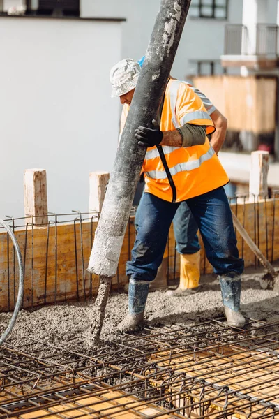 Mason Building Worker Using Automatic Cement Pump Leveling First Layer — Stock Photo, Image