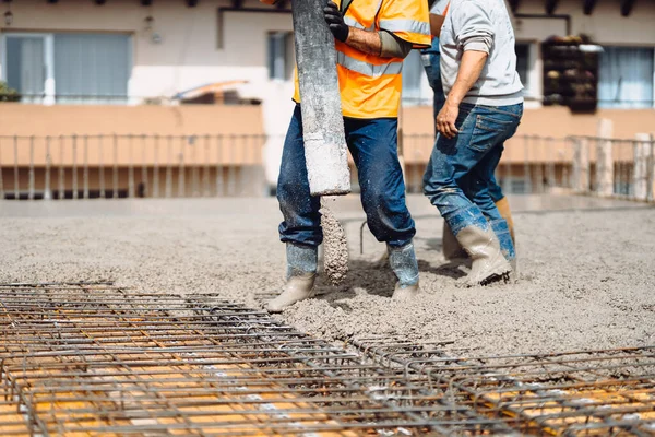 Trabalhadores Caucasianos Derramando Concreto Com Bomba Concreto Detalhes Canteiro Obras — Fotografia de Stock