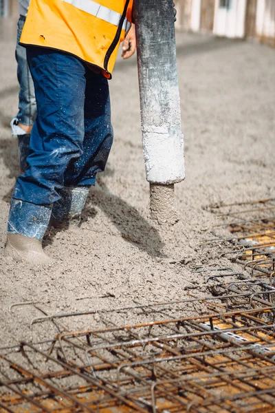 Detalhes Canteiro Obras Trabalhador Derramando Concreto Com Bomba Automática — Fotografia de Stock