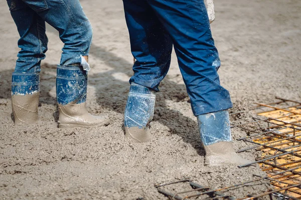 Detalhes Perto Workwear Trabalhador Durante Derramamento Cimento — Fotografia de Stock