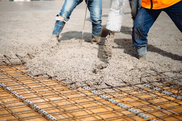 Bauarbeiter Gießen Beton Über Stahlstangen Auf Baustelle — Stockfoto