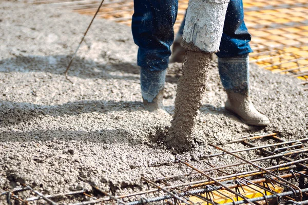 Versando Cemento Cemento Lastre Strati Nuova Casa Dettagli Del Cantiere — Foto Stock