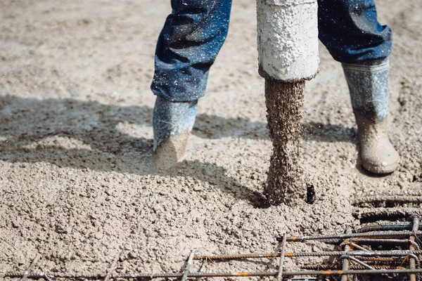 Industriearbeiter Mit Betonrohrpumpe Für Den Hausbau Großaufnahme Von Industrieanlagen — Stockfoto