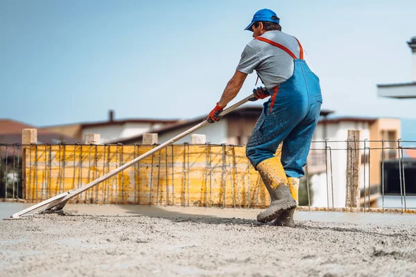 Nivelamento Trabalhador Com Concreto Espátula Madeira Local Construção — Fotografia de Stock