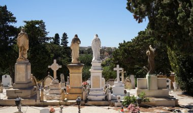 Mezar taşları, heykelleri geri izleyiciye görünümünü
