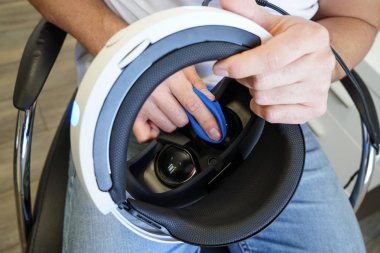 Sanal gerçeklik gözlükleri, clouse odak temizlik adam