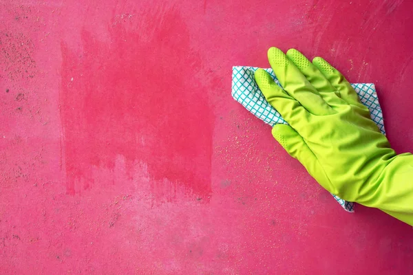 Close up of person hand cleaning mold fungus from wall using rag — Stock Photo, Image