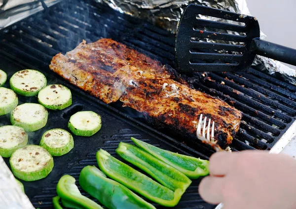 Baharatlar ve sebzeler ızgara somon fileto — Stok fotoğraf