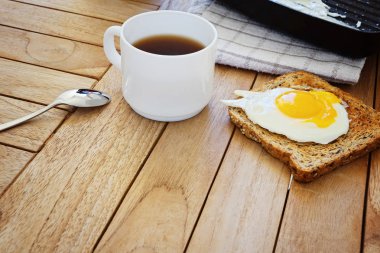 Sahanda yumurta tost ve kahve Kupası tablo ile